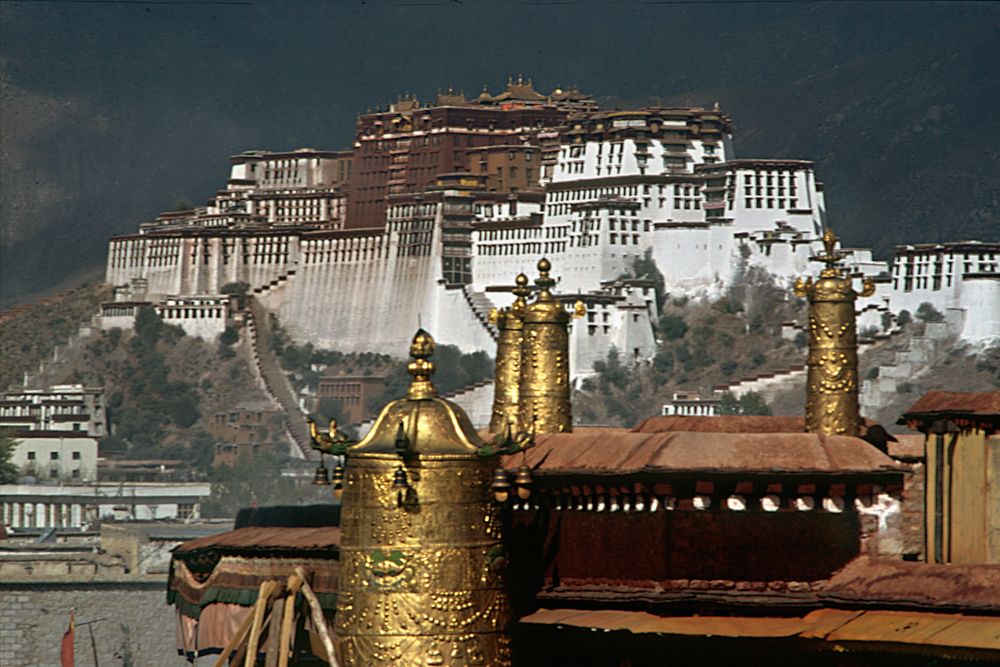 Jokhang mit Blick auf Potala von yamdrok 