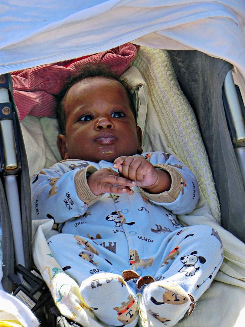 joli bébé joufflu dans sa barboteuse