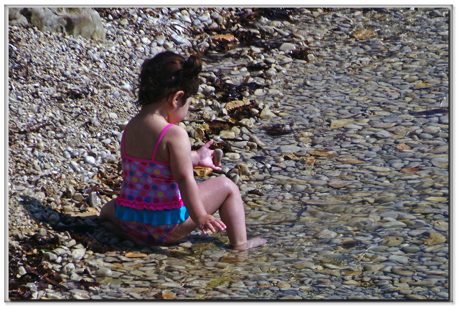 joli caillou dans les mains de ce petit chou....