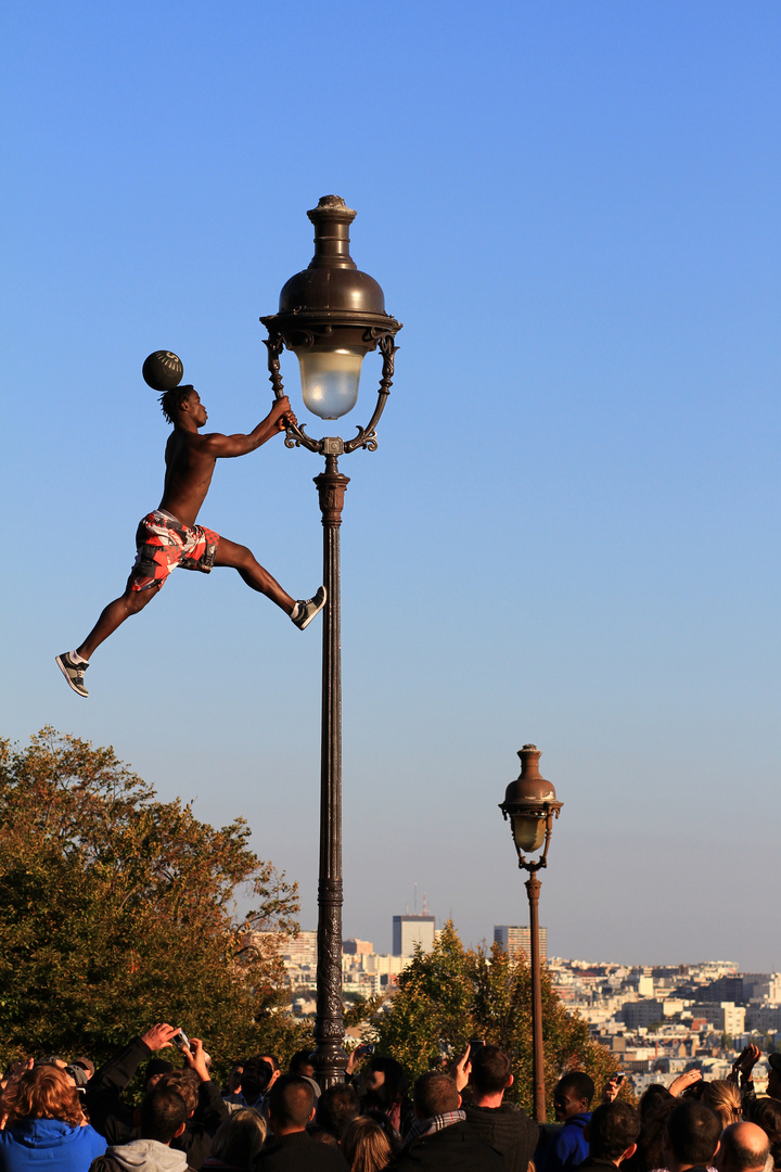 Jongleur an der Straßenlaterne