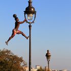 Jongleur an der Straßenlaterne