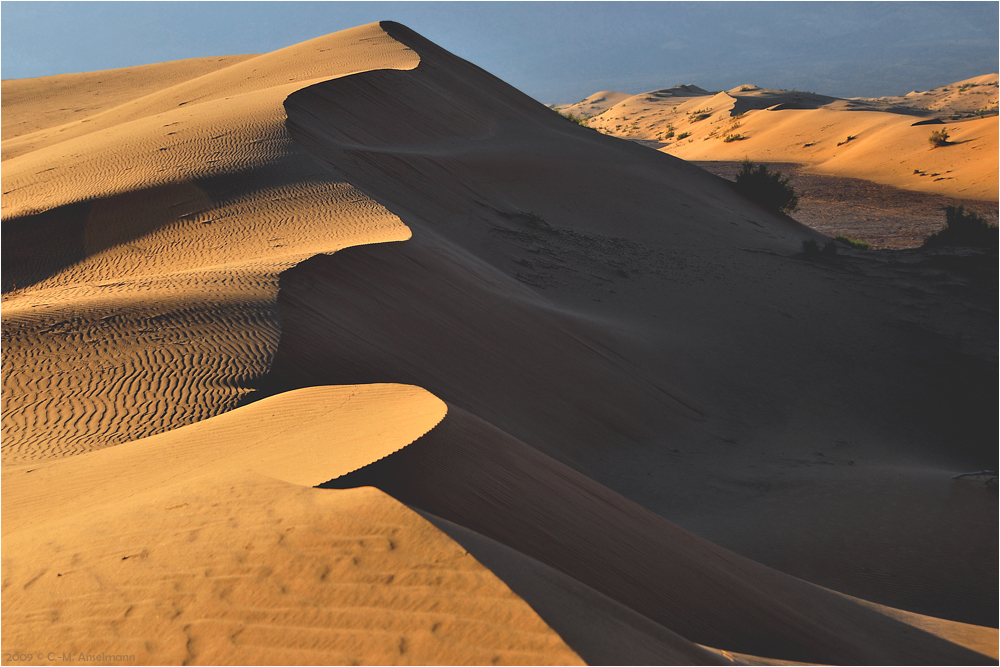 JORDAN-DESERT ............ Wind und das letzte Licht streichen über´n Dünenkamm