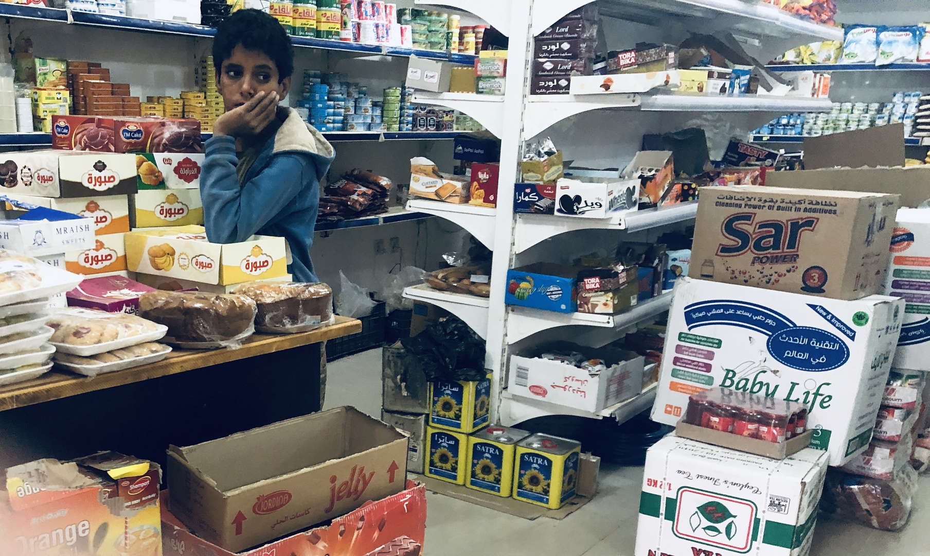 Jordanien kid in a store