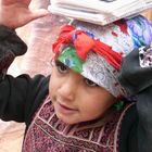 Jordanisches Mädchen am Ansichtskarten verkaufen