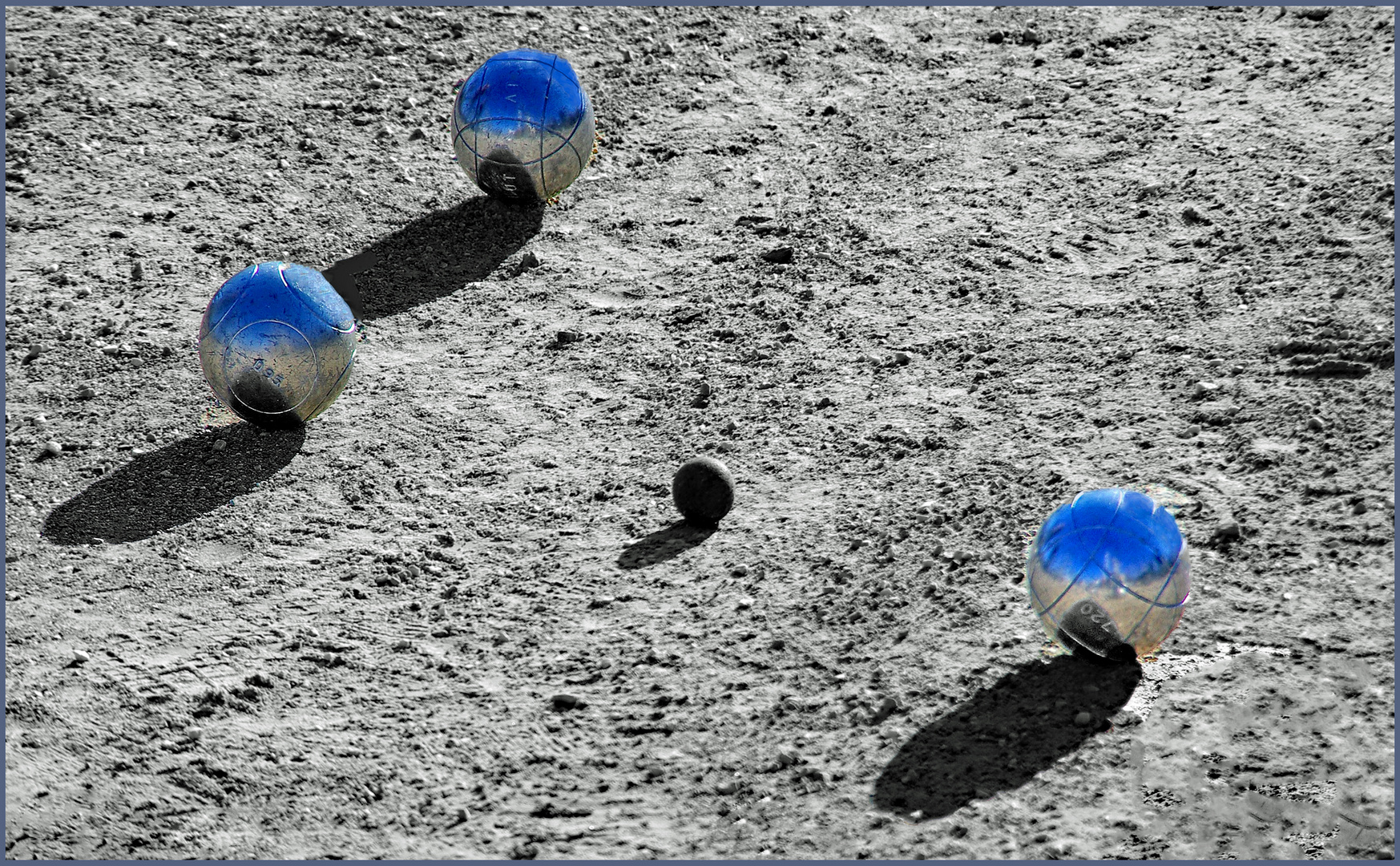 jouer à la  pétanque sous un ciel d azur....