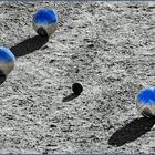 jouer à la  pétanque sous un ciel d azur....