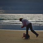 jouer au bord de l'eau