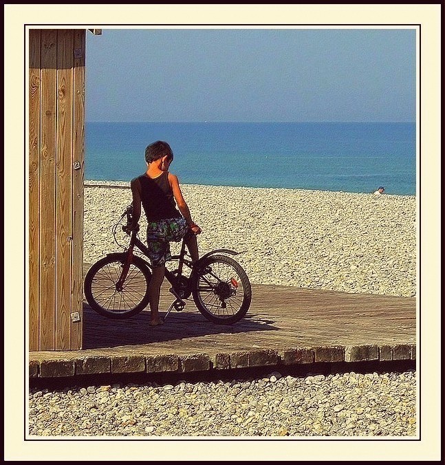 Jouer au vélo sur les planches de Dieppe