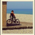 Jouer au vélo sur les planches de Dieppe