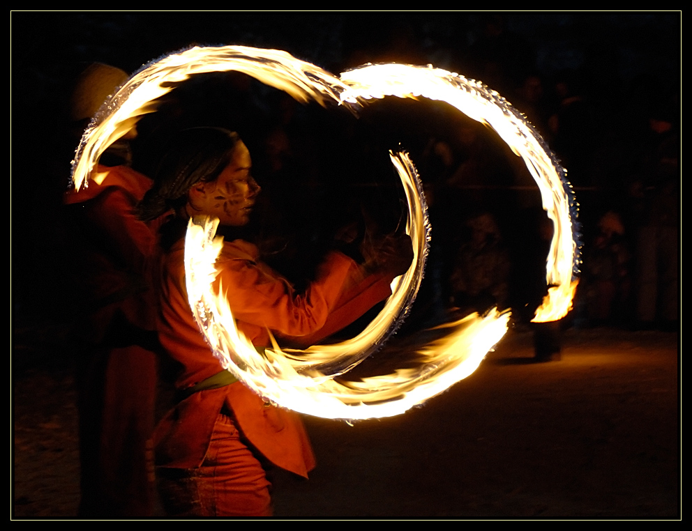 Jouer avec le feu... Image & Photo de frobefa de Concours Photos de nuit Photographie