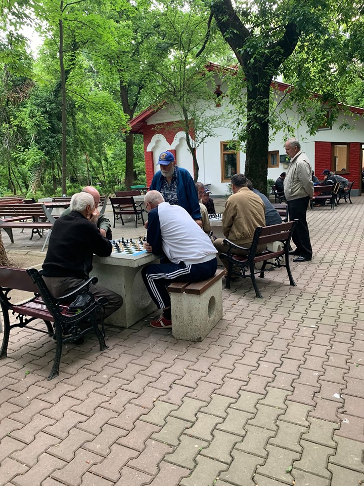 Joueurs d'échec à Târgu Jiu, en Roumanie