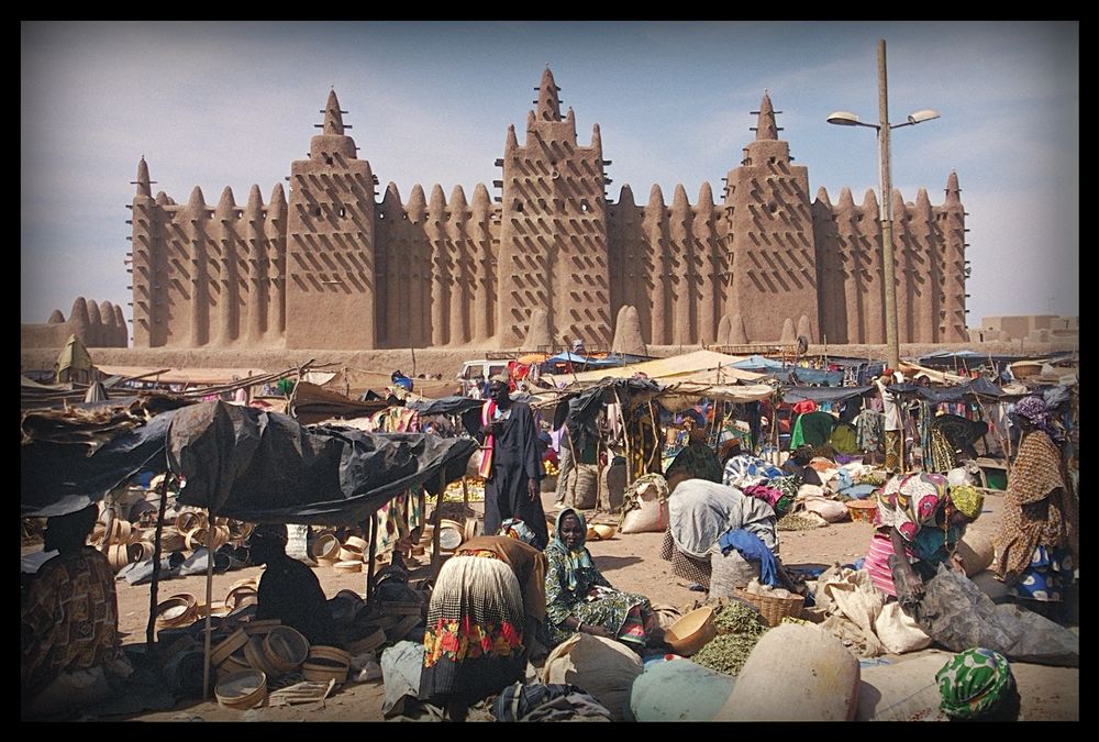Jour de marché devant la mosquée de Djenné