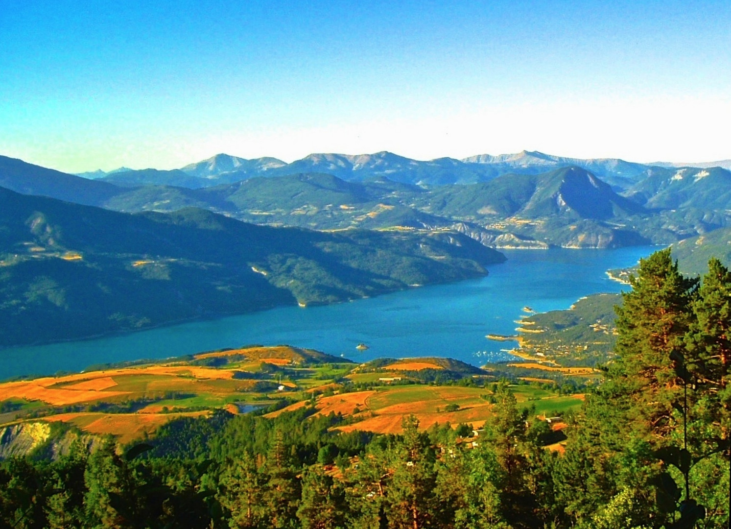 jour d'été tardif, près du lac de Serre Poncon. 