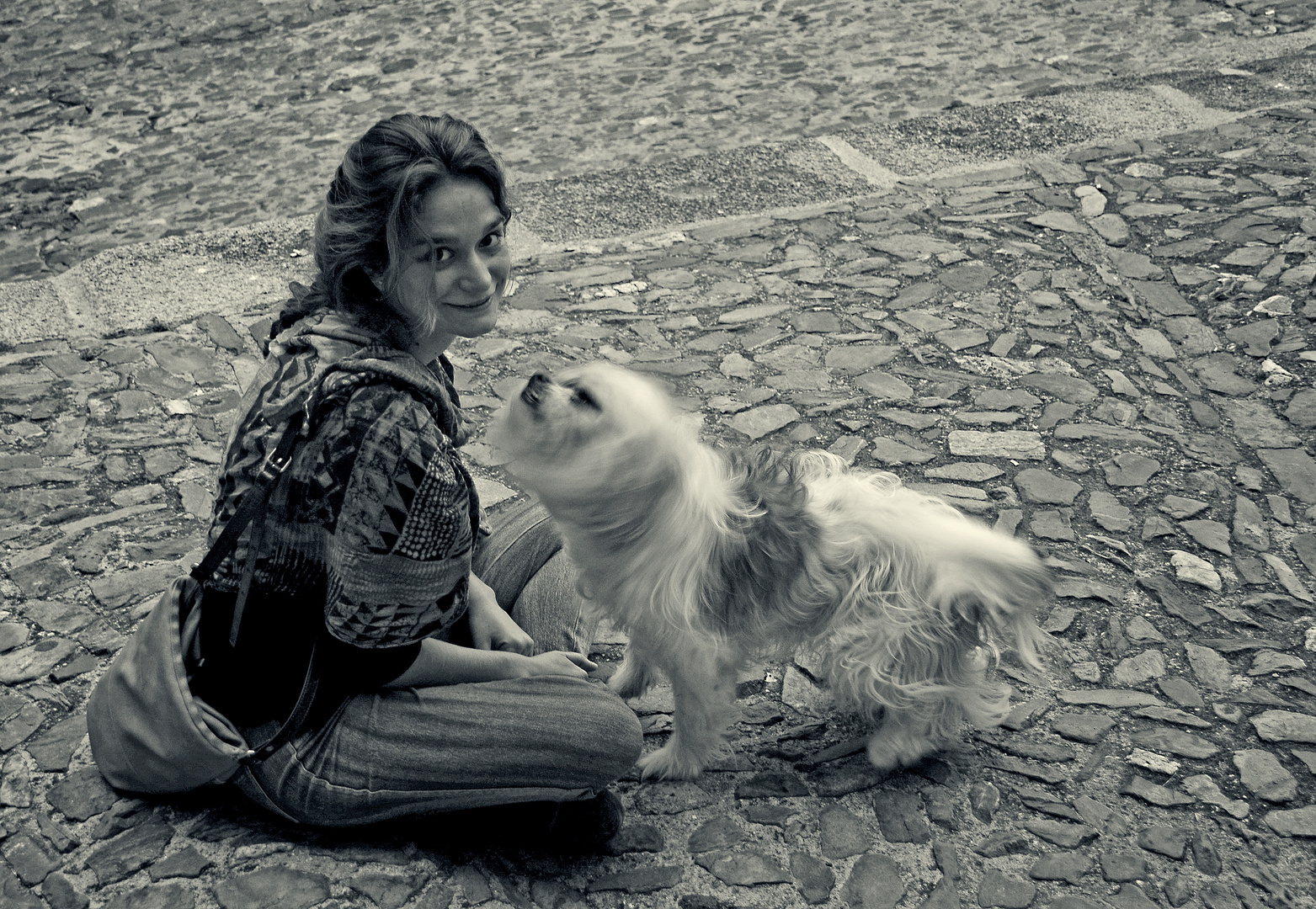 JOVEN CON PERRO BN