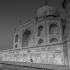 Jóvenes al pie del Taj Mahal