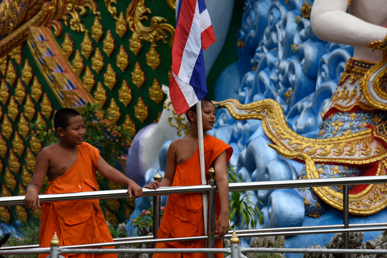 Jóvenes monjes en Kanchanaburi