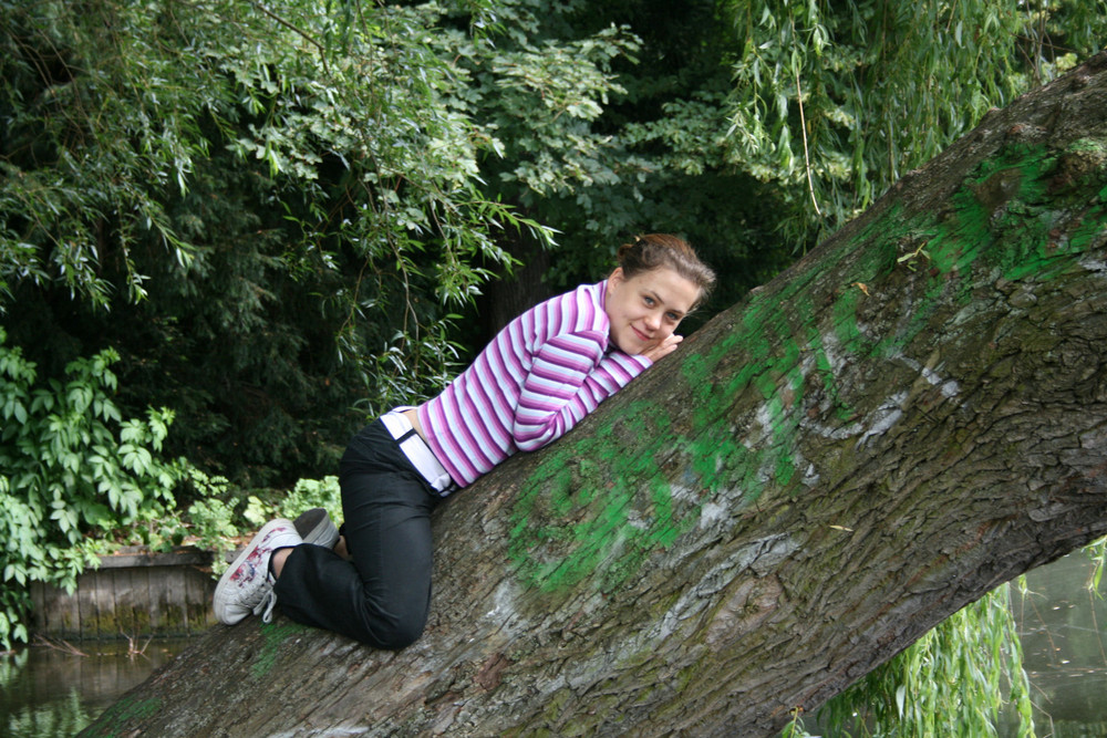 Joy auf einem Baum