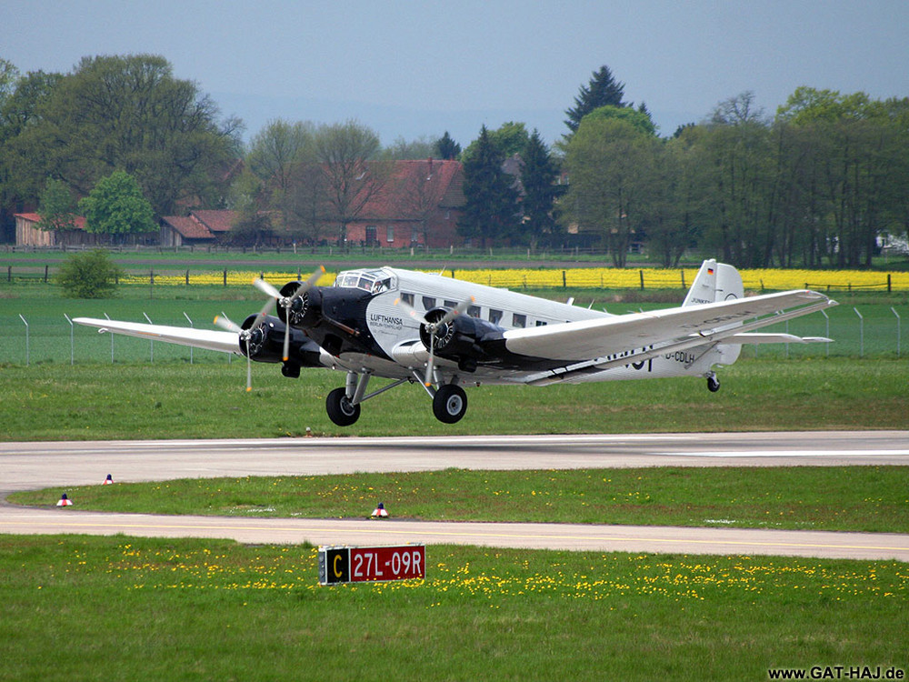 Ju 52 am Karl Jatho Terminal