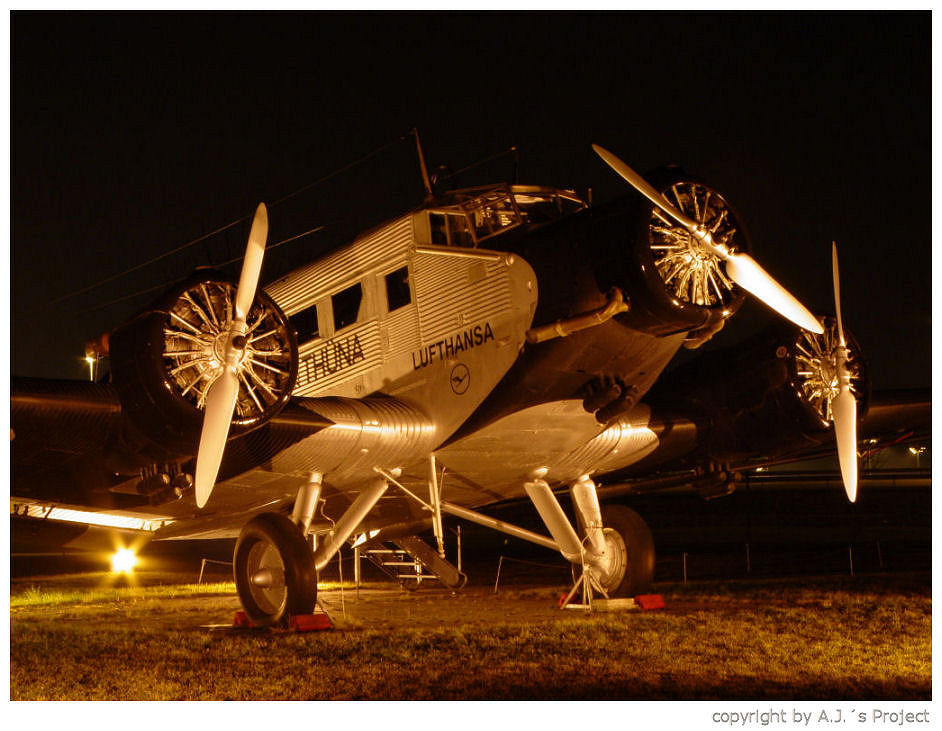 JU-52 am Münchner Airport bei Nacht