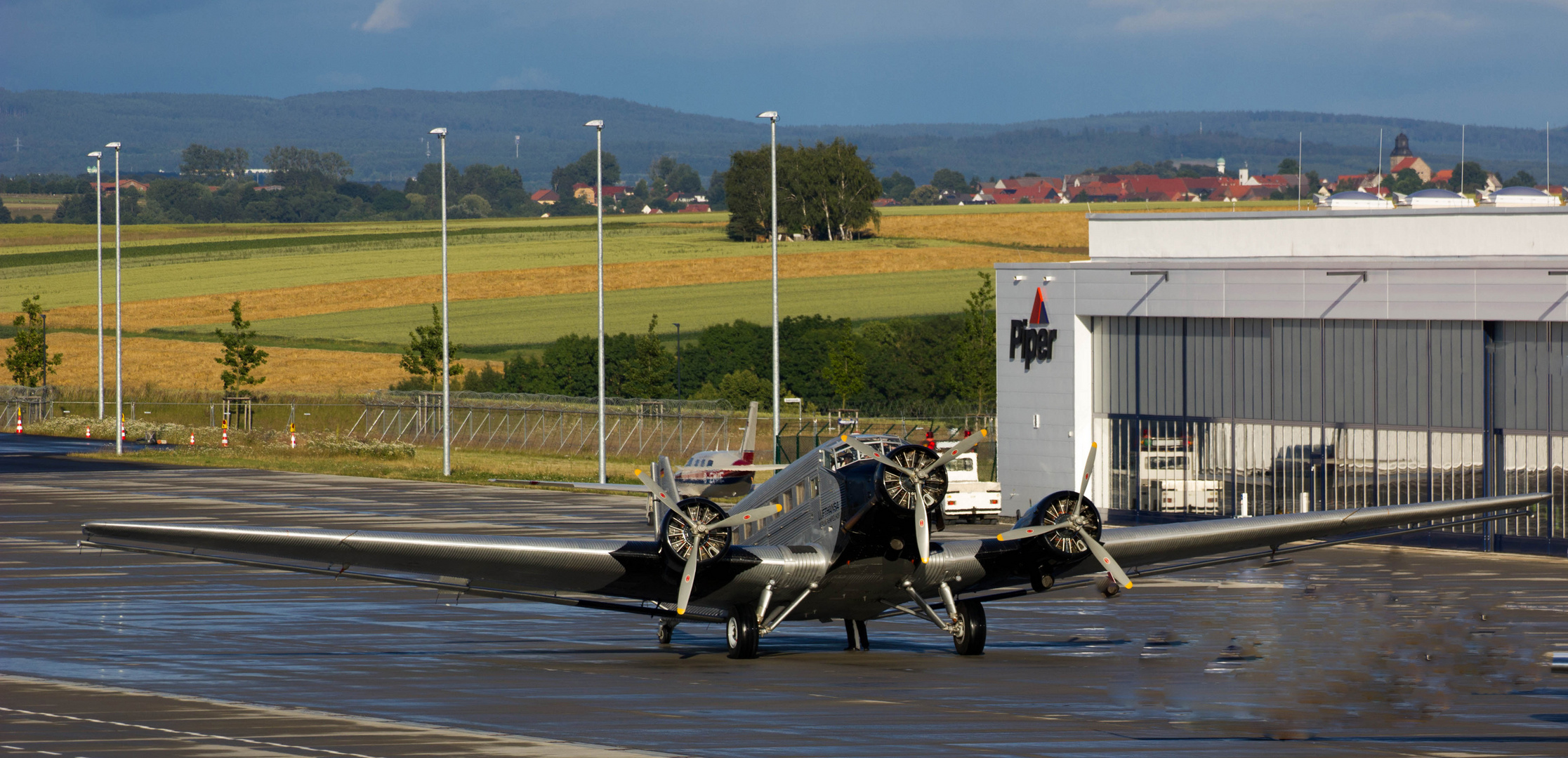 Ju 52 auf Park Position in Kassel Calden