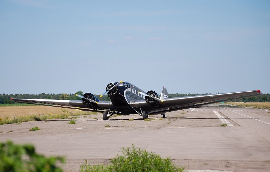 JU-52 | Ausrollen zur Parkposition