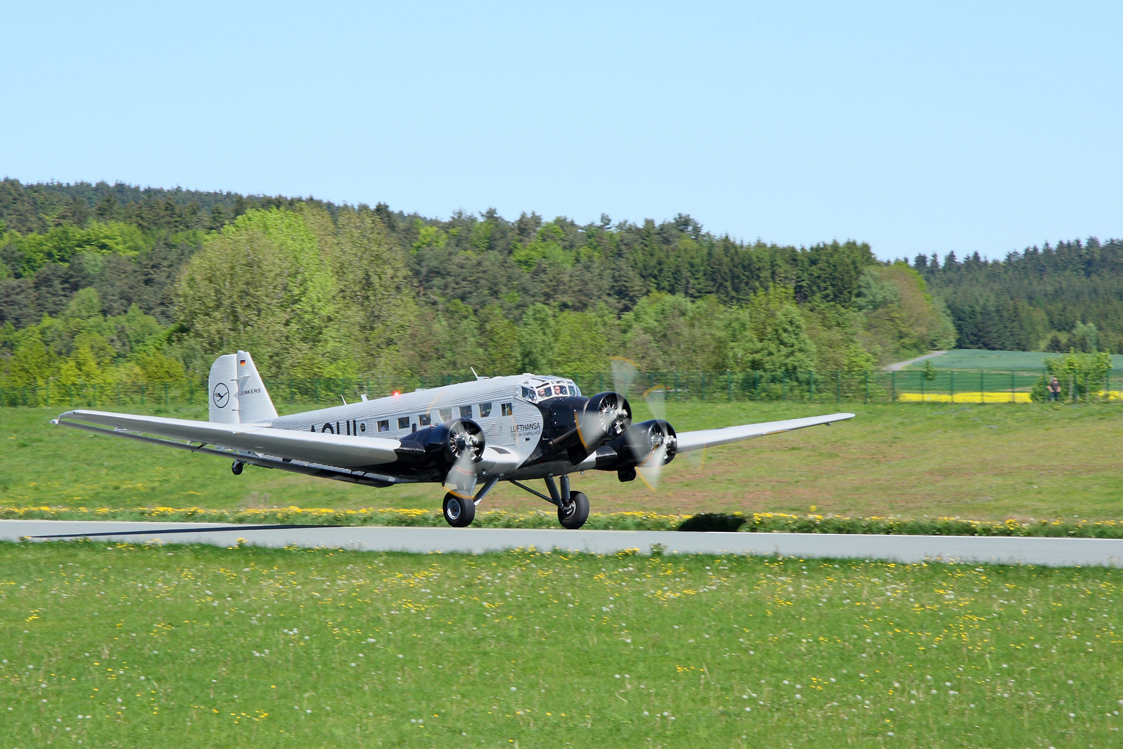 Ju-52 beim Starten in Allendorf/Eder