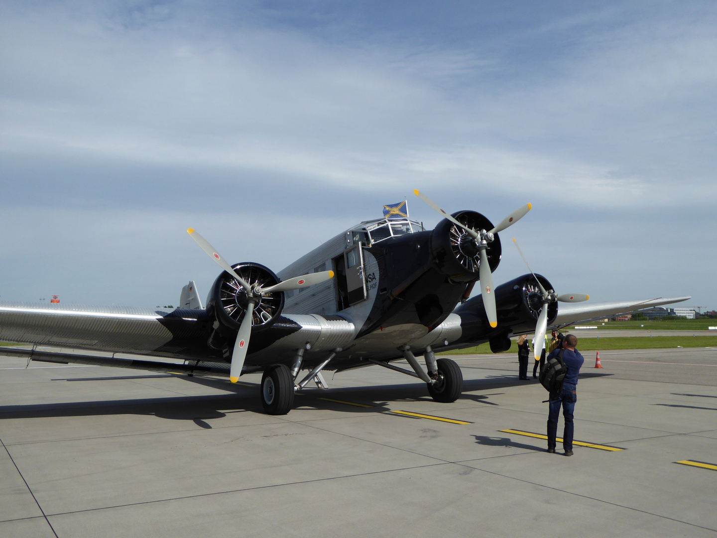 Ju 52 D-AQUI / D-CDLH auf dem Vorfeld HAM