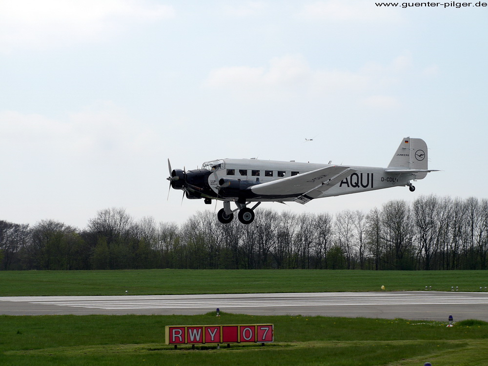 JU-52 der Deutschen Lufthansa – Landeanflug auf Essen