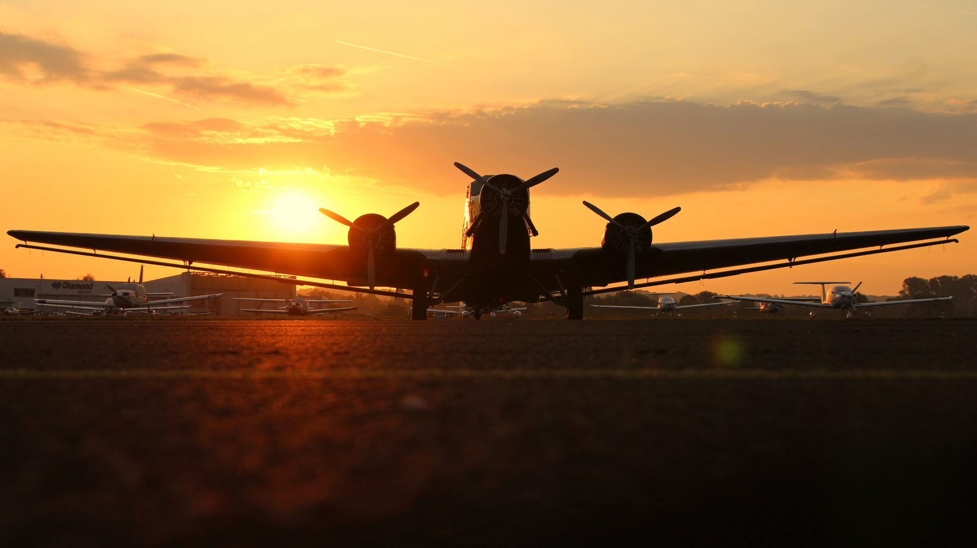 JU-52 im Sonnenaufgang