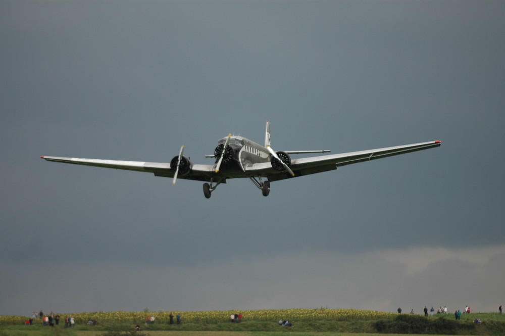 Ju 52 landet auf der Hahnweide