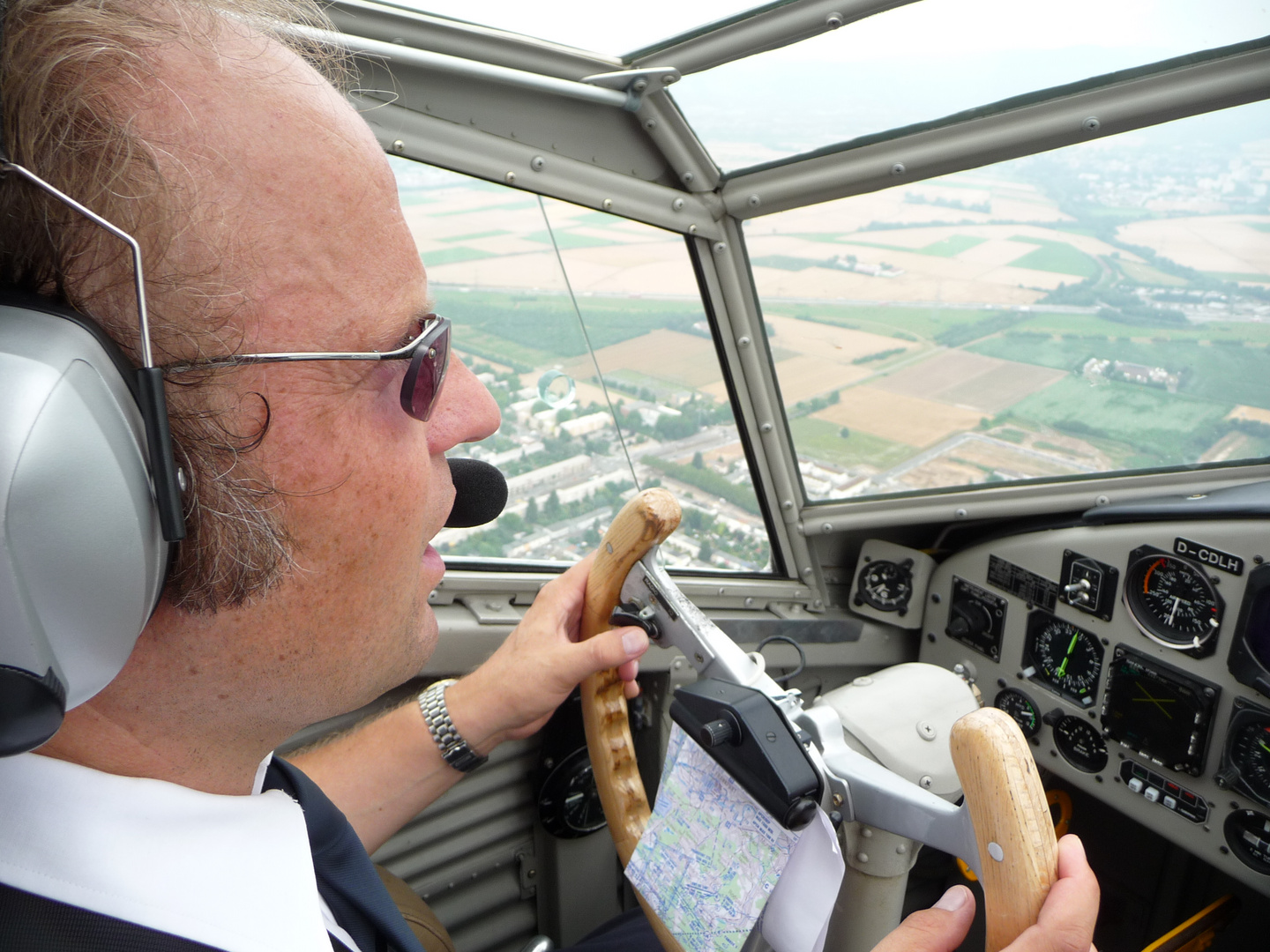 JU 52 Pilot bei der Arbeit