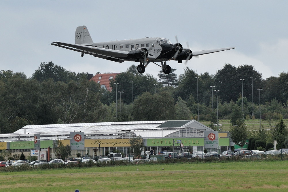 JU52 D-AQUI - im Anflug auf den Flughafen Essen/Mülheim