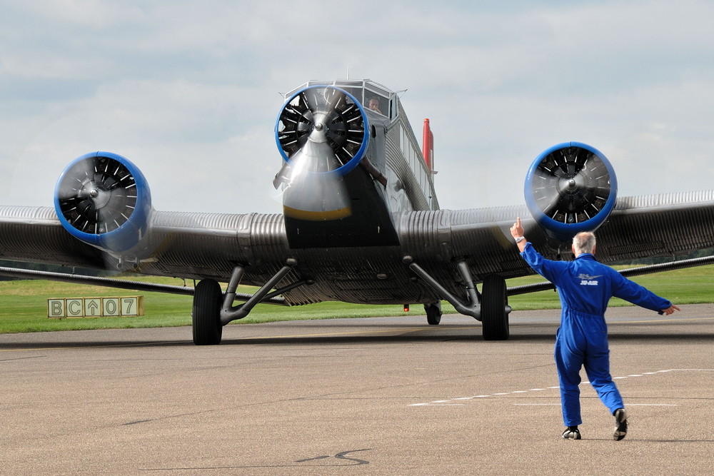 JU52 HB-HOT auf dem Weg zur Parkposition 2