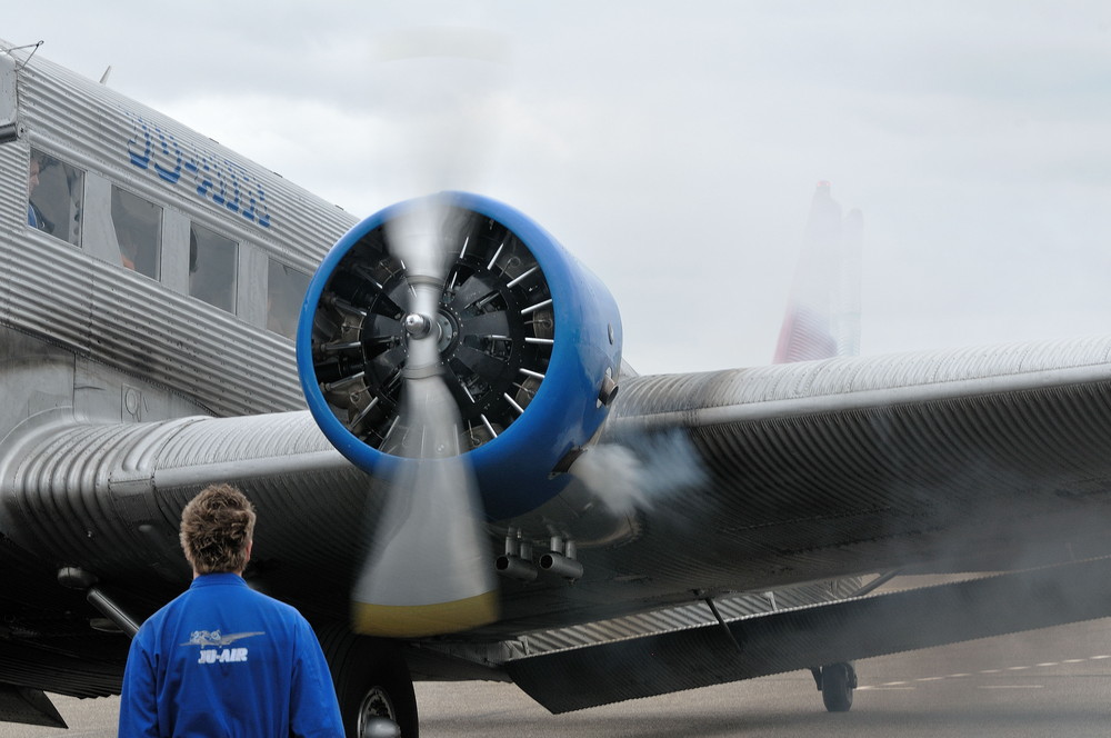 JU52 HB-HOT: Motorstart