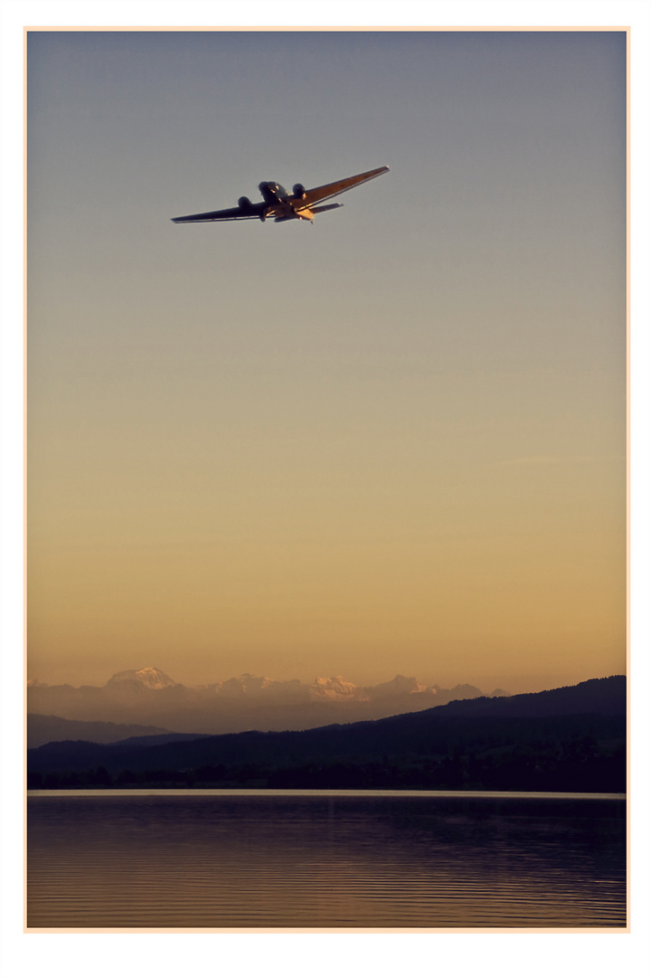 Ju52 über dem Greifensee am Abend