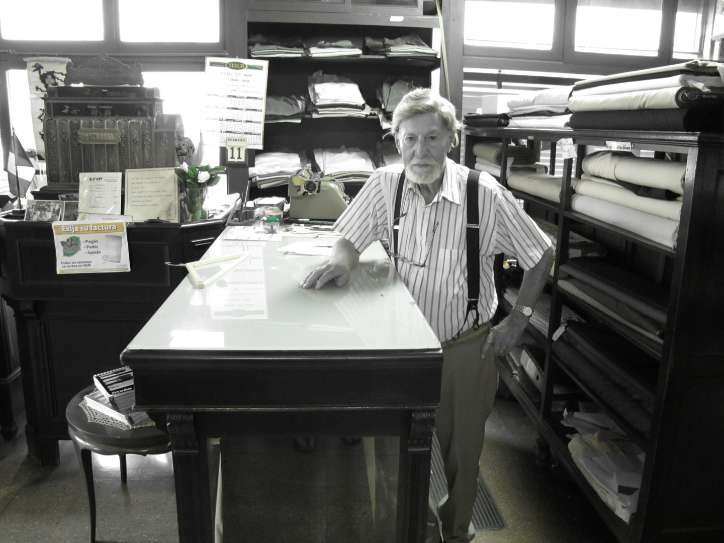 Juan,98 ans,dans sa boutique.