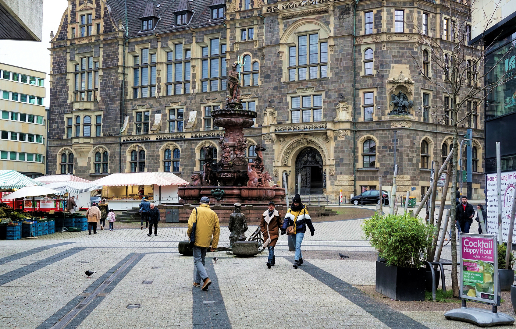 Jubiläumsbrunnen am Neumarkt mit Rathaus