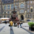 Jubiläumsbrunnen am Neumarkt mit Rathaus