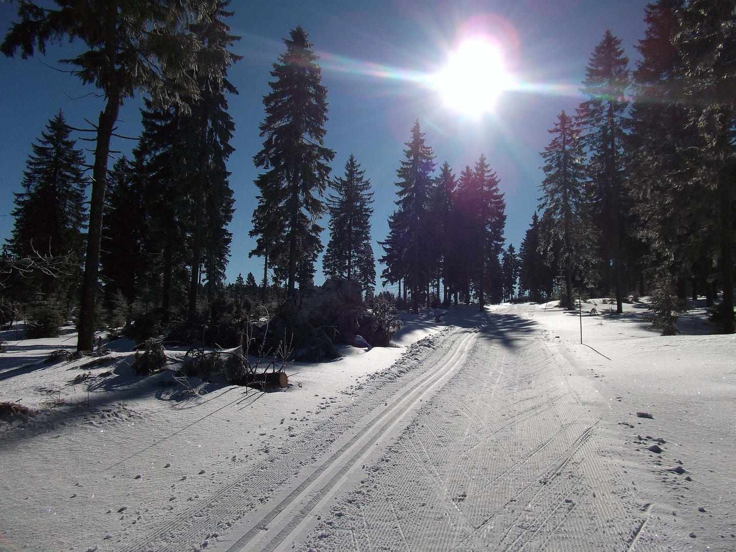 Juchhee ~ blauer Himmel und Schnee