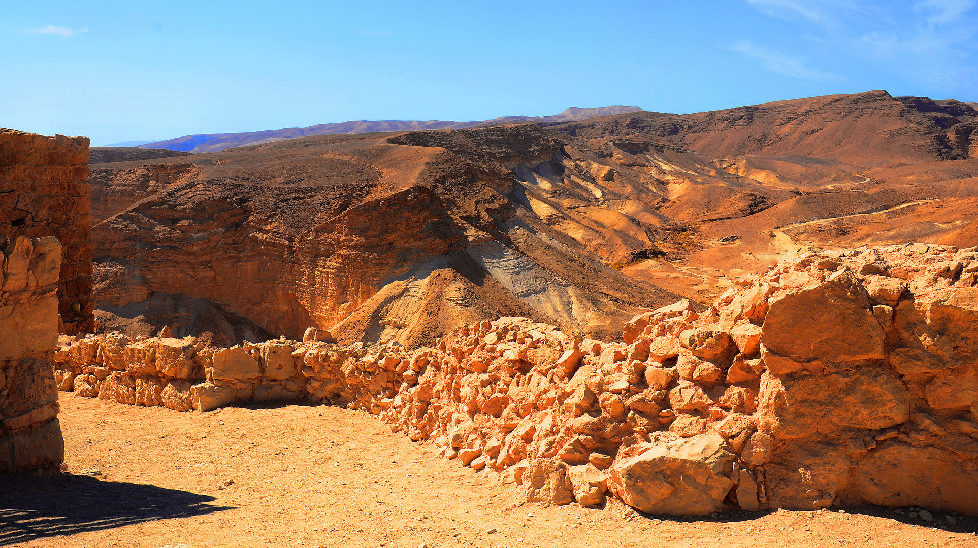 Judäische Wüste mit Ruinen der Festung Massada, der alten Fluchtburg des Herodes und seiner Familie