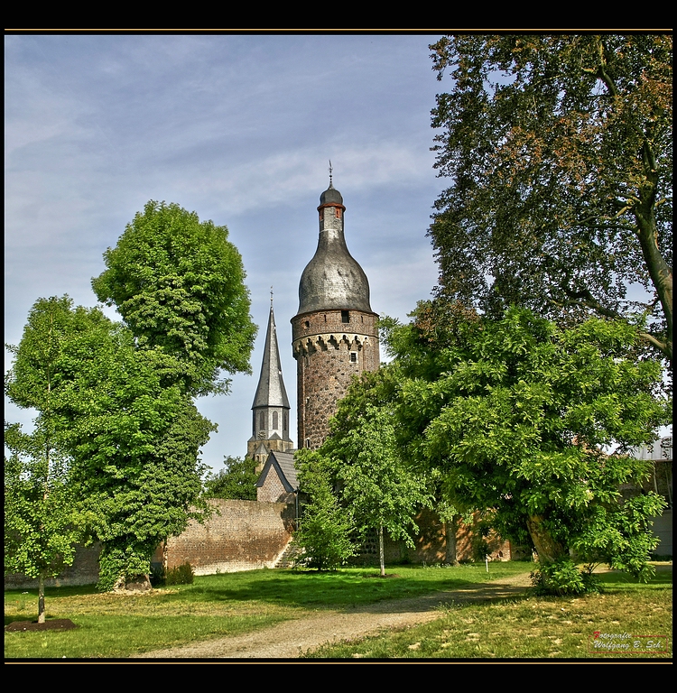 Juddeturm mit St. Martinus Kirche ...