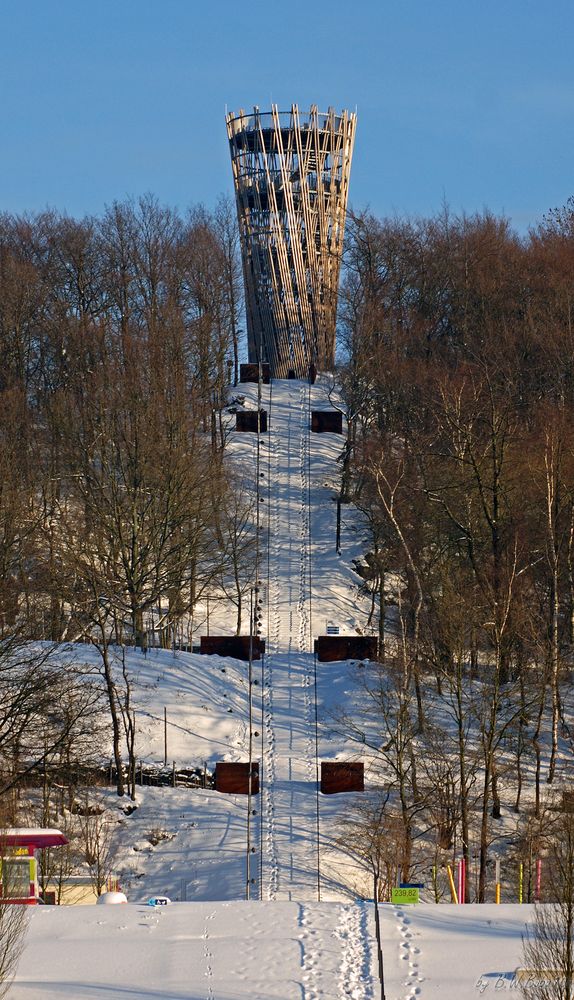 Jübergturm mit Himmelstreppe im Schnee