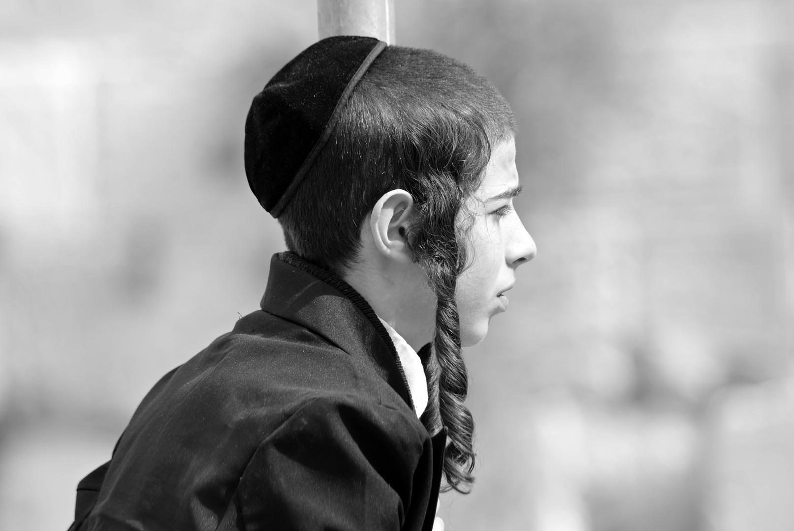 jüdisch orthodoxer Junge bei der Klagemauer in Jerusalem