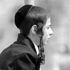 jüdisch orthodoxer Junge bei der Klagemauer in Jerusalem