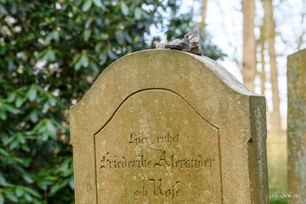 Jüdische Grabsteine oben mit Steine