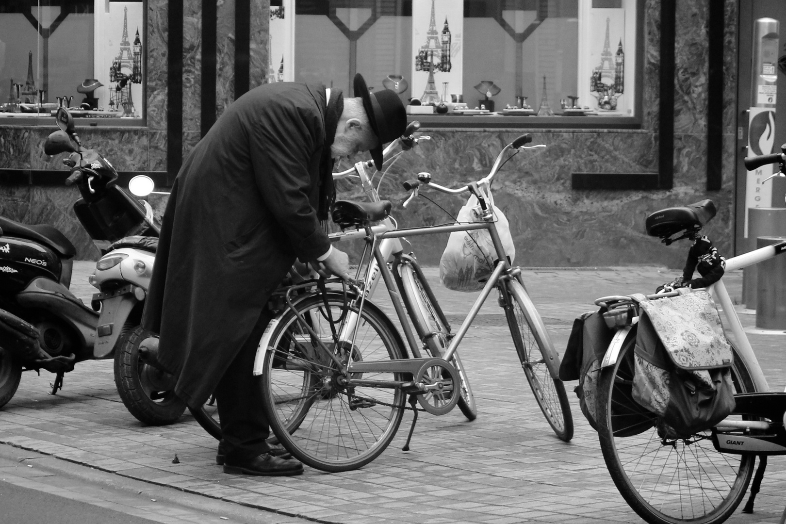 Judischer Diamantenhandler Foto Bild Erwachsene Menschen Bei Der Arbeit Belgien Bilder Auf Fotocommunity