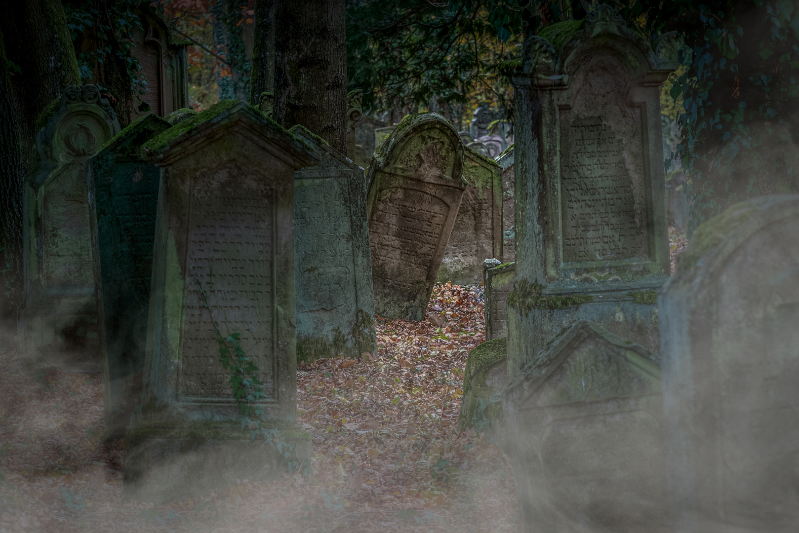 Jüdischer Friedhof mit Nebel