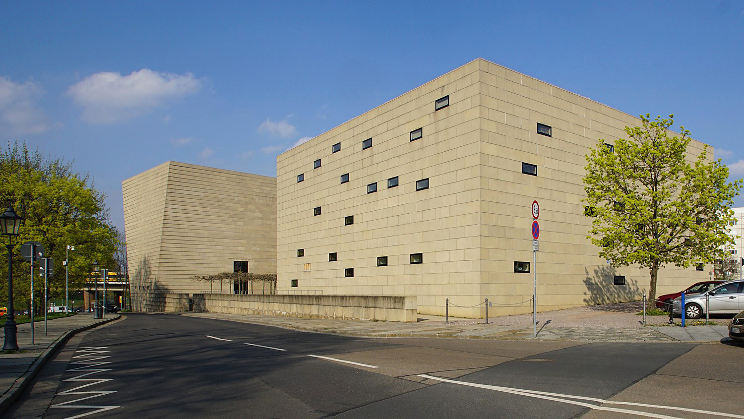 Jüdisches Gemeindezentrum (vorne) und die neue Synagoge...