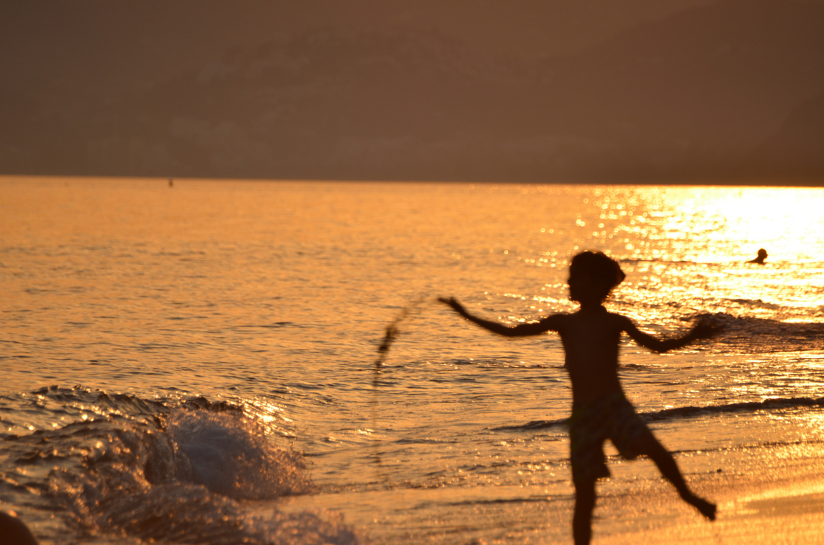 juegos de agua al atardecer