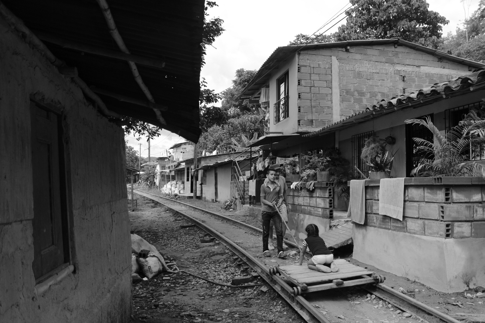 jugando a ser grandes en la vía del tren